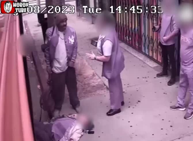 Video :A guy takes an 86-year-old woman's pocketbook while she is asleep